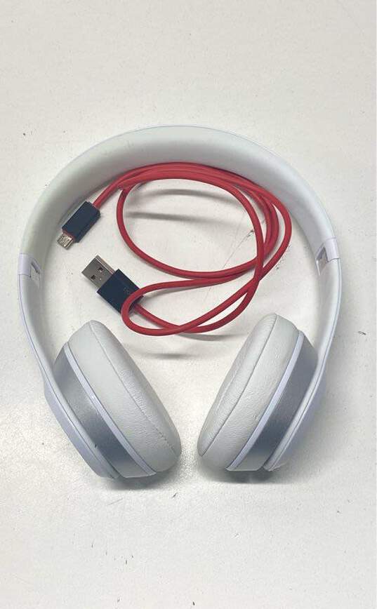 Beats by Dre Solo White Wireless Audio Headphones with Case image number 2