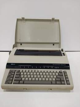 Vintage The Electronic Graduate SR2000 Electric Typewriter Model 161