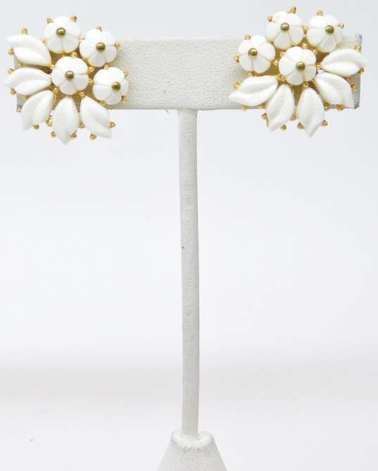 Vintage Crown Trifari & Marvella Milk Glass & White Clip Earrings 29.2g image number 3