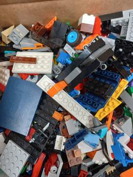 8.5lbs Lot of Assorted LEGO Building Blocks alternative image