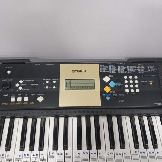 Yamaha YPT-220 61-Key Digital Keyboard image number 2