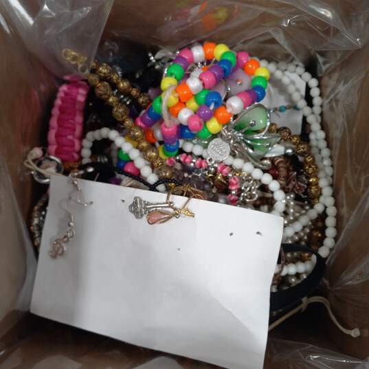 6.4lbs Bulk Costume & Fashion Jewelry Mixed Lot image number 2