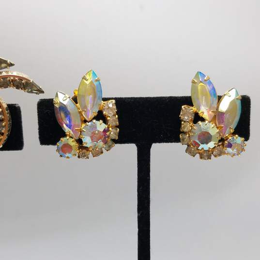 Gold Tone Vintage Aurora Borealis Brooch/Earrings & Bracelet Bundle 4pcs. 73.0g image number 6