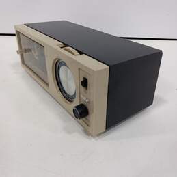 Vintage RCA AM/FM Clock Radio alternative image
