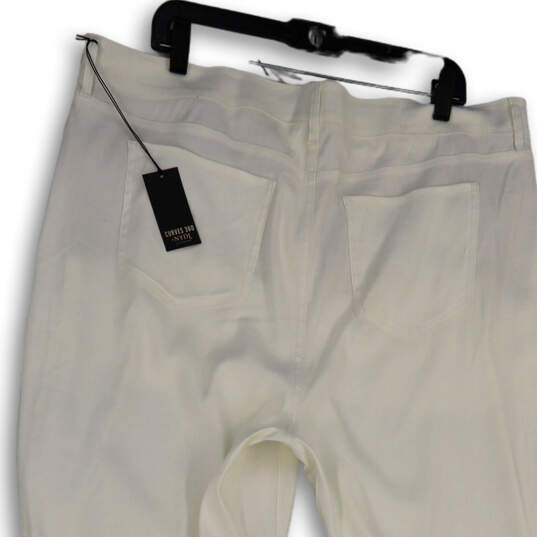 NWT Womens White Denim Medium Wash Pockets Straight Leg Jeans Size 18 image number 4