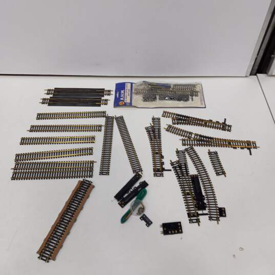 Tyco HO Scale Model Train Cars & Tracks Accessories image number 4