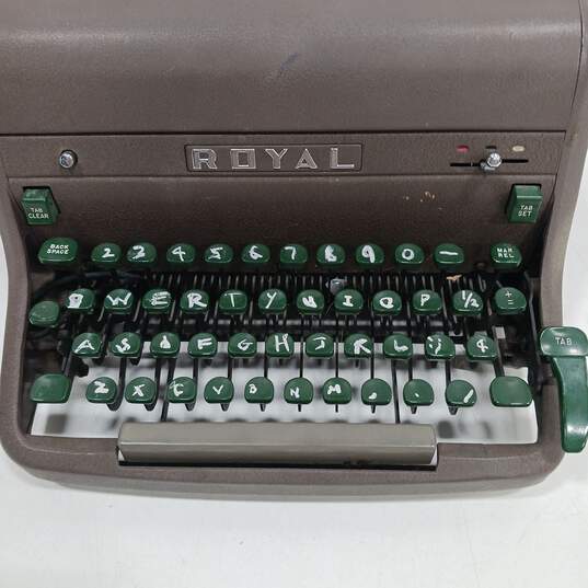 Vintage Royal HHE Desktop Manual Typewriter image number 5