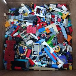 9.9lb Bundle of Assorted Lego Building Bricks and Pieces