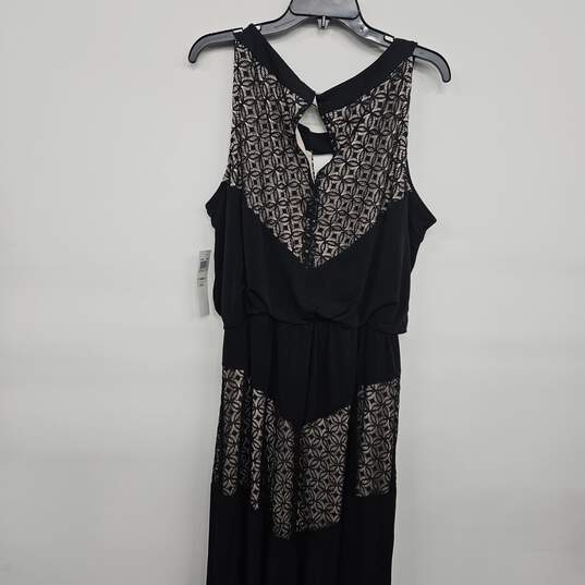 Black Scoop Necked Mesh Lace Dress image number 2