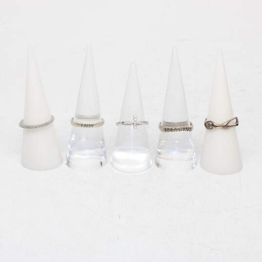 Assortment of 5 Sterling Silver Rings Sizes (6.5, 6.5, 7, 7, 7.75) - 7.4g image number 2