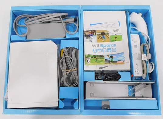 Nintendo Wii CIB with 4 Games image number 6