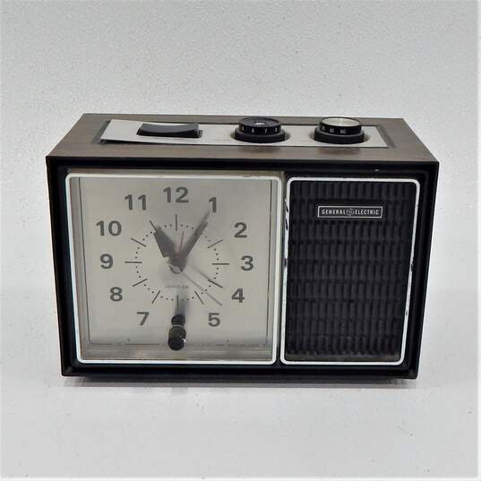 Vintage General Electric Alarm Clock Radio image number 1