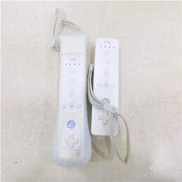 Nintendo Wii W/ 2 Controllers and 1 Nunchuck alternative image