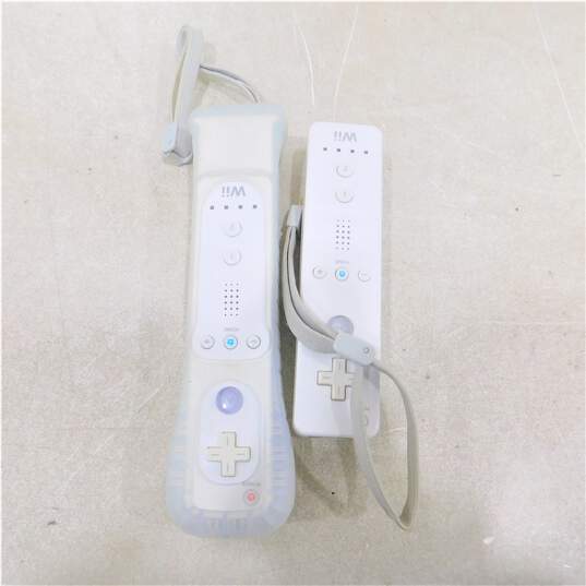 Nintendo Wii W/ 2 Controllers and 1 Nunchuck image number 2