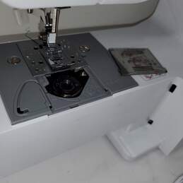 Untested Brother XM2701 Sewing Machine w/ Built In Stitch Patterns P/R alternative image