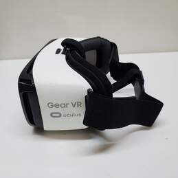 Samsung Gear VR Oculus Virtual Reality Headset For Parts/Repair alternative image