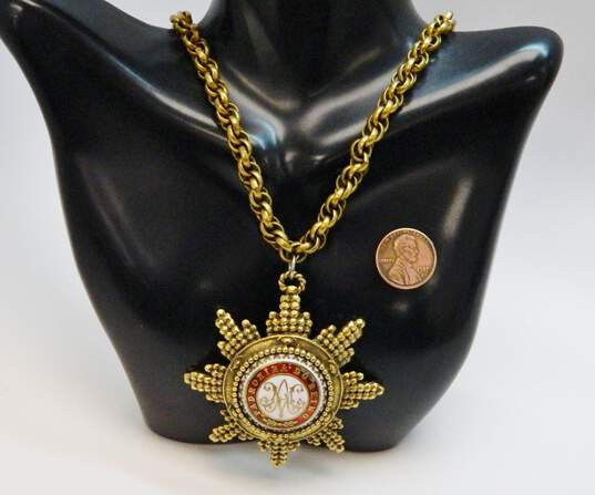 Vintage Coro Gold Tone Padroeira Doreino Medallion Pendant Necklace 100.3g image number 4