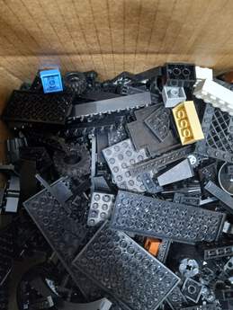 8.8 Pounds Of Assorted Lego Bricks & Pieces alternative image