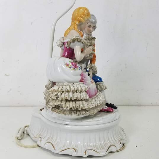 Lamp Vintage Porcelain Figural Courting Couple  Table Lamp image number 3