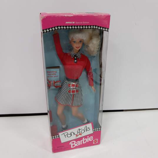 Vintage Bundle of Six Barbie Dolls with Carry Case image number 7
