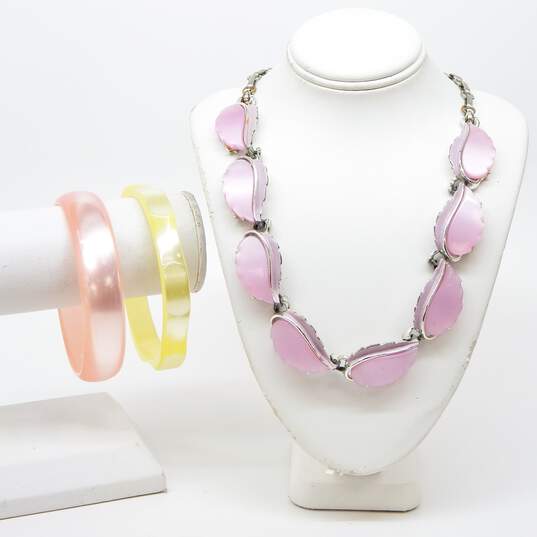 Vintage & Lisner Silvertone Pink Moonglow Lucite Leaves Linked Collar Necklace & Peach & Yellow Bangle Bracelets 73g image number 1