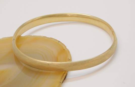 14K Gold Lattice Etched Textured Puffed Oval Hinged Bangle Bracelet 8.1g image number 2