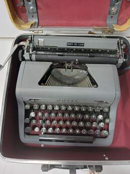 Vintage Royal Quiet De Luxe Typewriter in Case alternative image