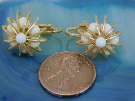 Vintage Coro White Beaded & Gold Tone Clip-On Earrings 4.5g image number 5