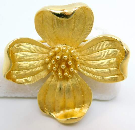 Vintage Crown Trifari Brushed Gold Tone Flower Brooch 11.5g image number 1