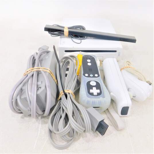 Nintendo Wii W/ 2 Controllers and 1 Nunchuck image number 1