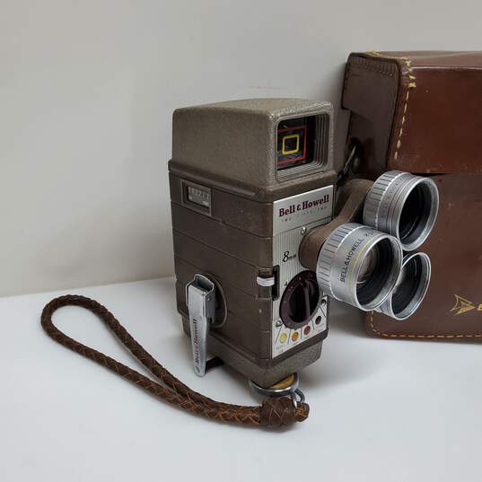 Vintage 8mm Video Camera - Bell and Howell 252 with 3-Lens Adaptor & Leather Case (Untested) image number 7