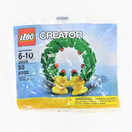 LEGO 30028 Wreath, 40603 Winter Carriage, 40604 Christmas Decor, 40642 Ornaments image number 5