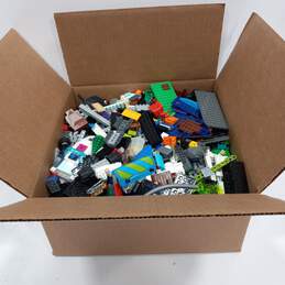 7.5lbs Bundle of Assorted Legos In Box