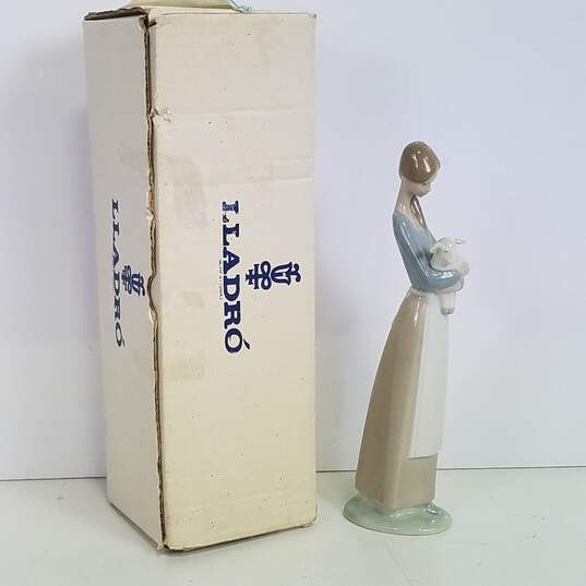 Lladro Porcelain Art Sculpture / Figurine Girl Holding a Lamb image number 6