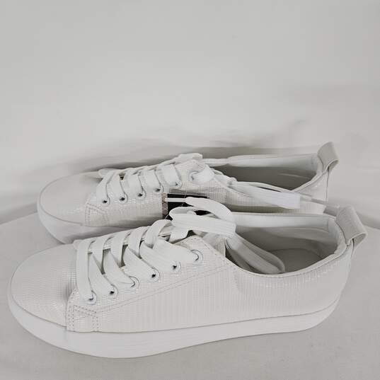 Jabasic White Tennis Shoes image number 2