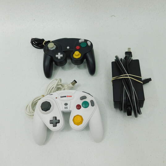 Nintendo Gamecube Gaming Console 2 Controllers & 3 Games image number 2