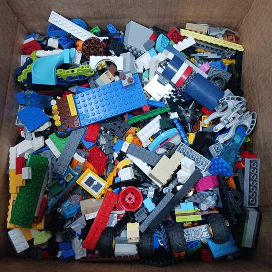 9.4lbs of Assorted LEGO Building Bricks image number 1