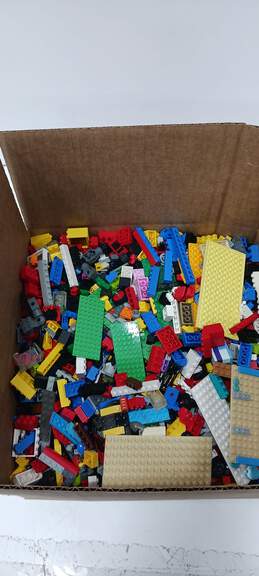 Box of Assorted Building Blocks & Pieces