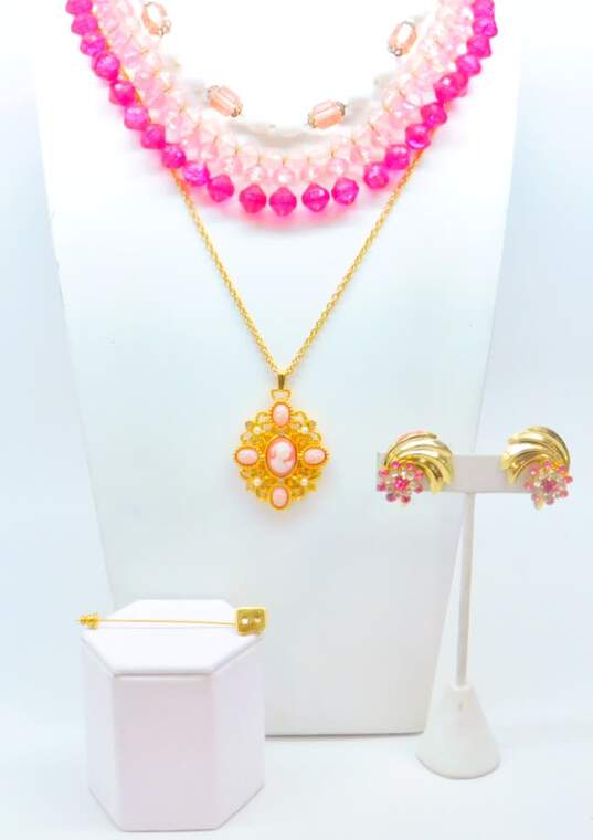 VNTG Gold Tone Pink & White Mid Century Beaded Jewelry image number 1