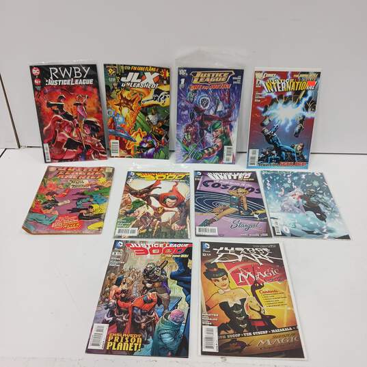 Bundle of 10 Justice League DC Comic Books image number 1