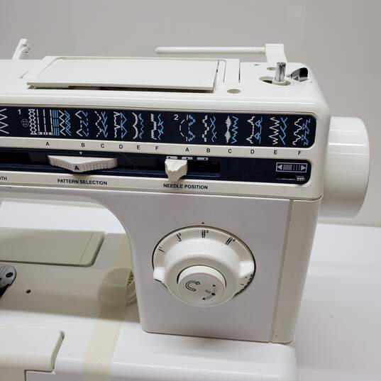 Singer 5040 Electric Sewing Machine (Untested) image number 6