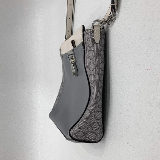 Womens Gray Leather Signature Key Lock Adjustable Strap Crossbody Bag Purse image number 3