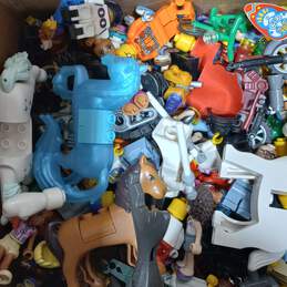 Bulk Assorted Lego Minifigs and accessories alternative image