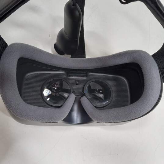 Samsung Gear VR Headset w/ Controller image number 4