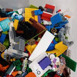 8.5 Lb Bulk of Legos alternative image
