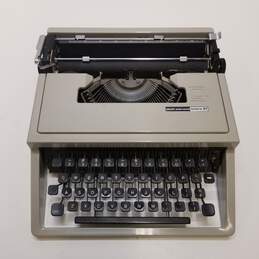 Olivetti Underwood Lettera 31 Typewriter alternative image