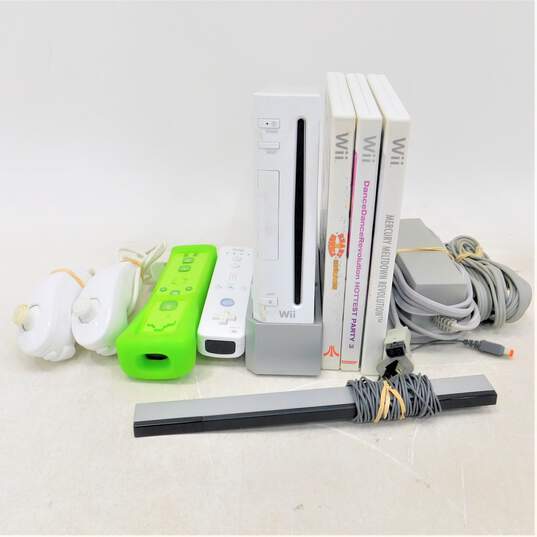 Nintendo Wii w/ 3 games and 2 controllers image number 1