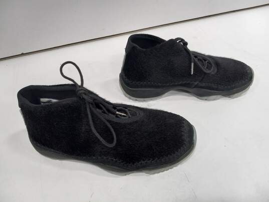 Women's Jordans Black Faux Fur Shoes Size 8.5 image number 3