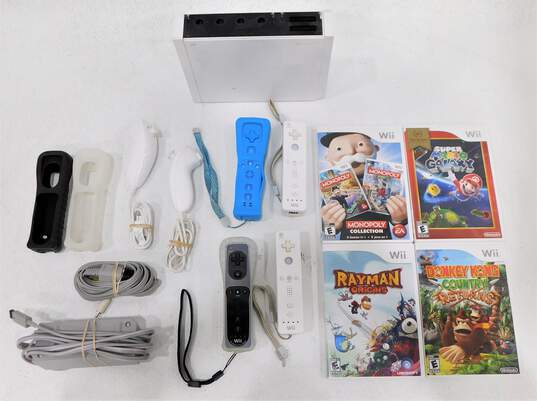 Nintendo Wii with 4 games Rayman Origins image number 1