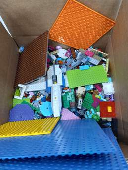 8.4lbs of Assorted Lego Building Blocks